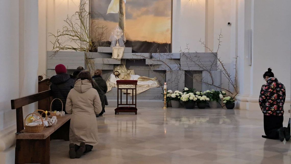 Wielkanoc 2023. Tak wyglądają Groby Pańskie w Zamościu. Zdjęcia