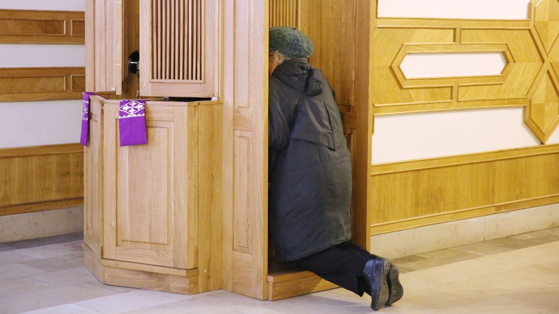 Wielkanoc pod znakiem obostrzeń. Spowiedź w Puławach, transmisje mszy