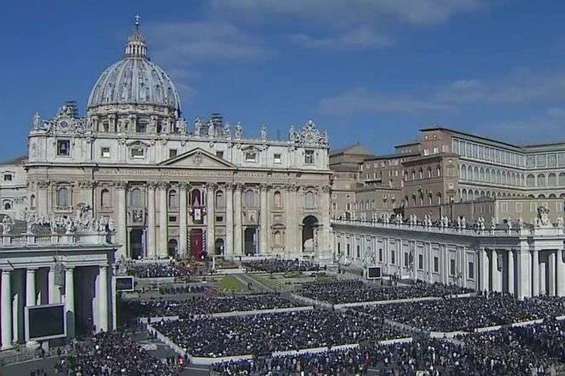Wielkanoc w Watykanie. Tysiące osób modliło się z papieżem Franciszkiem Wielkanoc w Watykanie. Tysiące osób modliło się z papieżem Franciszkiem