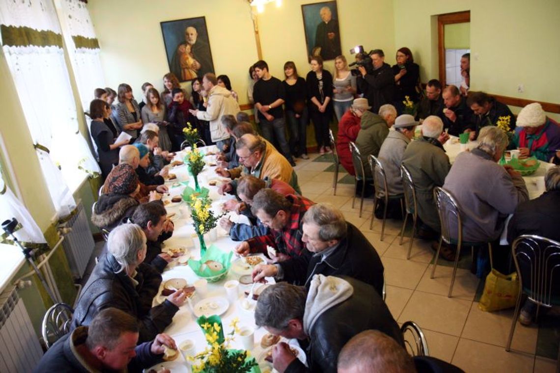 Wielkanocny posiłek dla potrzebujących w Bractwie Miłosierdzia (zdjęcia) Wielkanocny posiłek dla potrzebujących w Bractwie Miłosierdzia (zdjęcia)