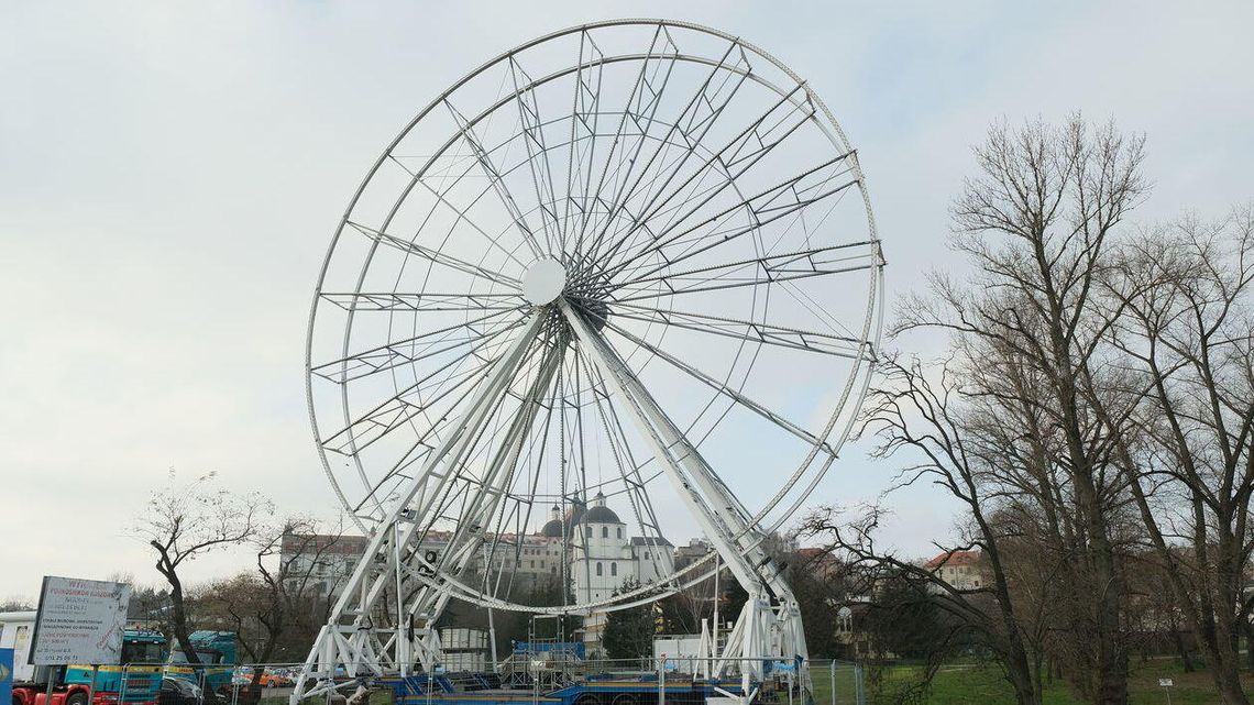 Wielki diabelski młyn stanął w Lublinie i za diabły nikt nie wie, jakim prawem
