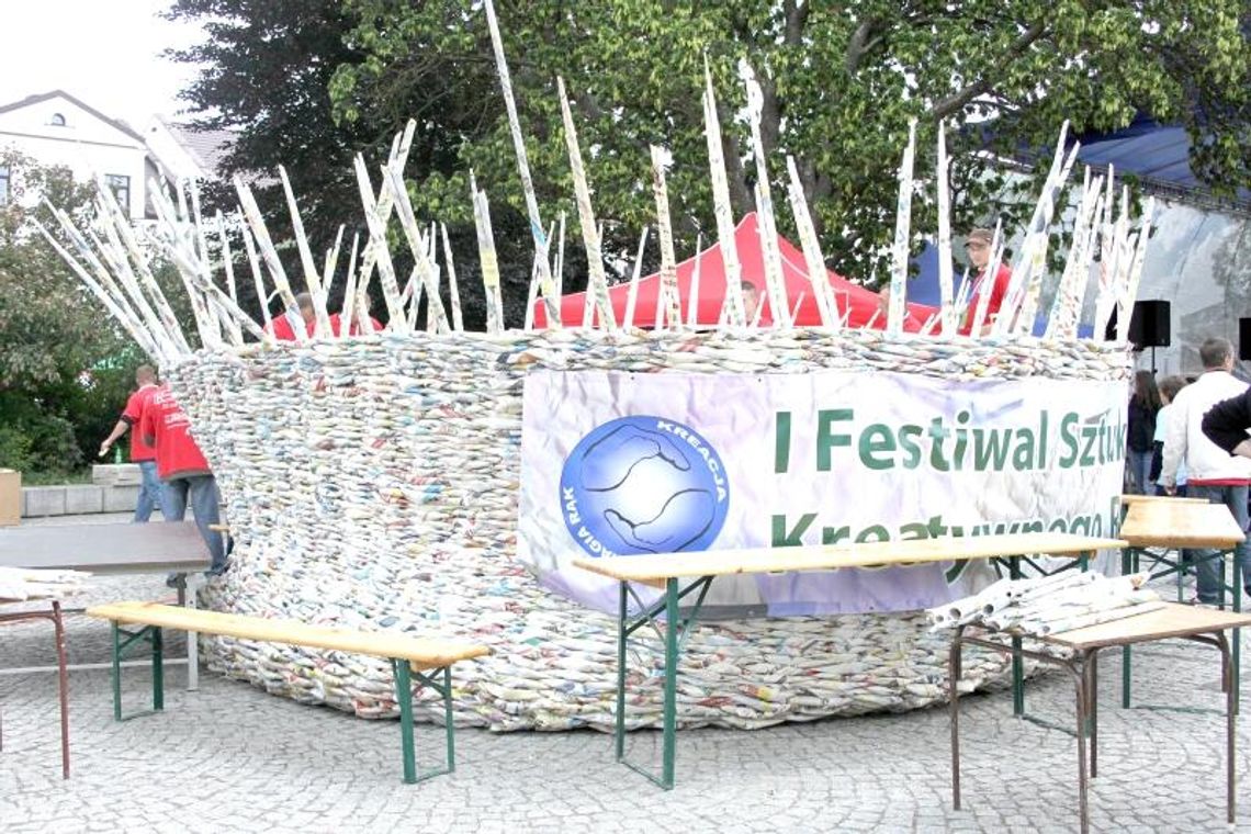 Wielki kosz z gazet. W Białej Podlaskiej biją rekord Guinessa