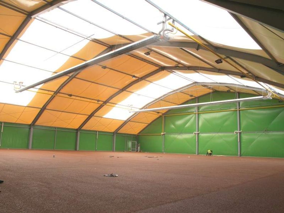 Wielki namiot w centrum Puław. Budowa kortów na ukończeniu