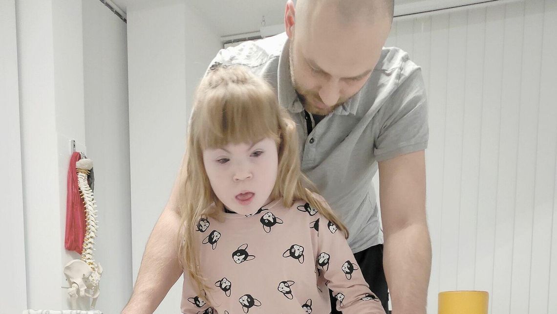 Wielki sukces małej 9-letniej Wiktorii. Jej pierwszy spacer na własnych nóżkach