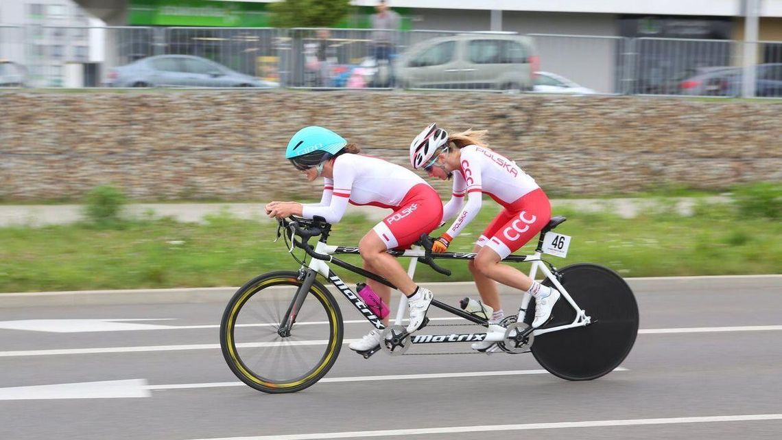 Wielki wyścig kolarski ulicami Lublina. Dwóch zawodników na jednym rowerze