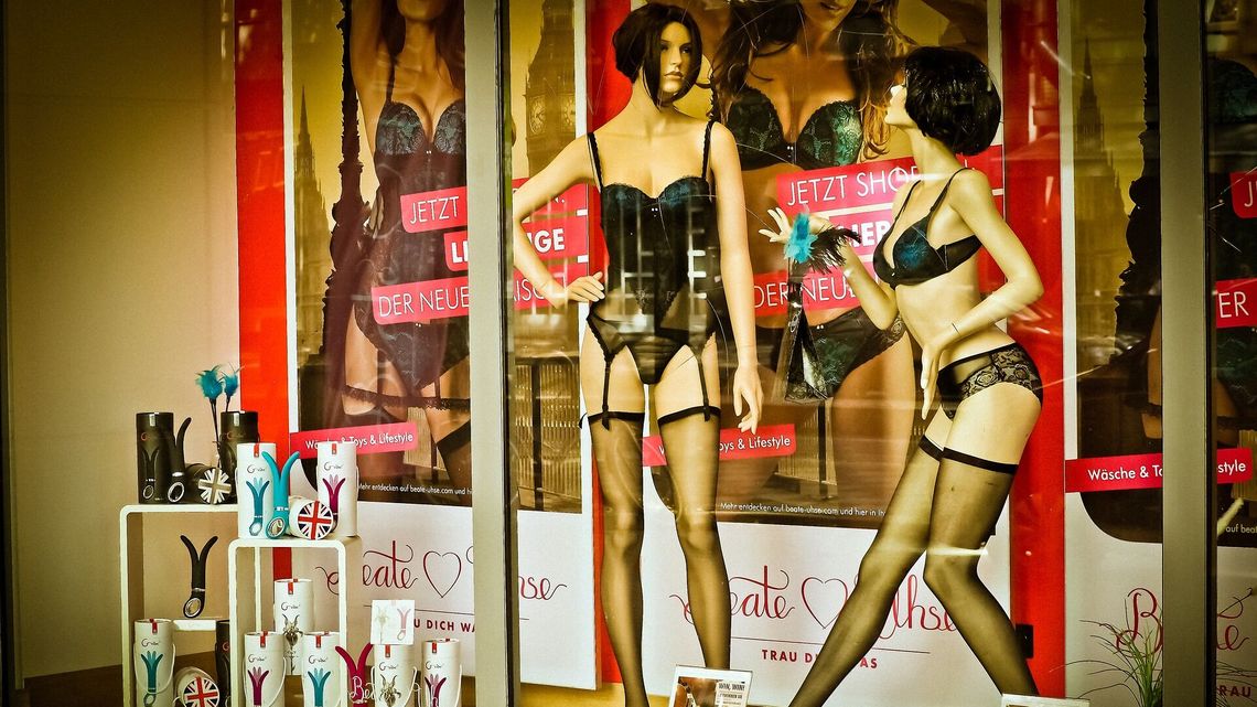 Wielkie dildo się nie sprzedają. Lepsze są mniejsze wibratory. Zaglądamy do sex shopu