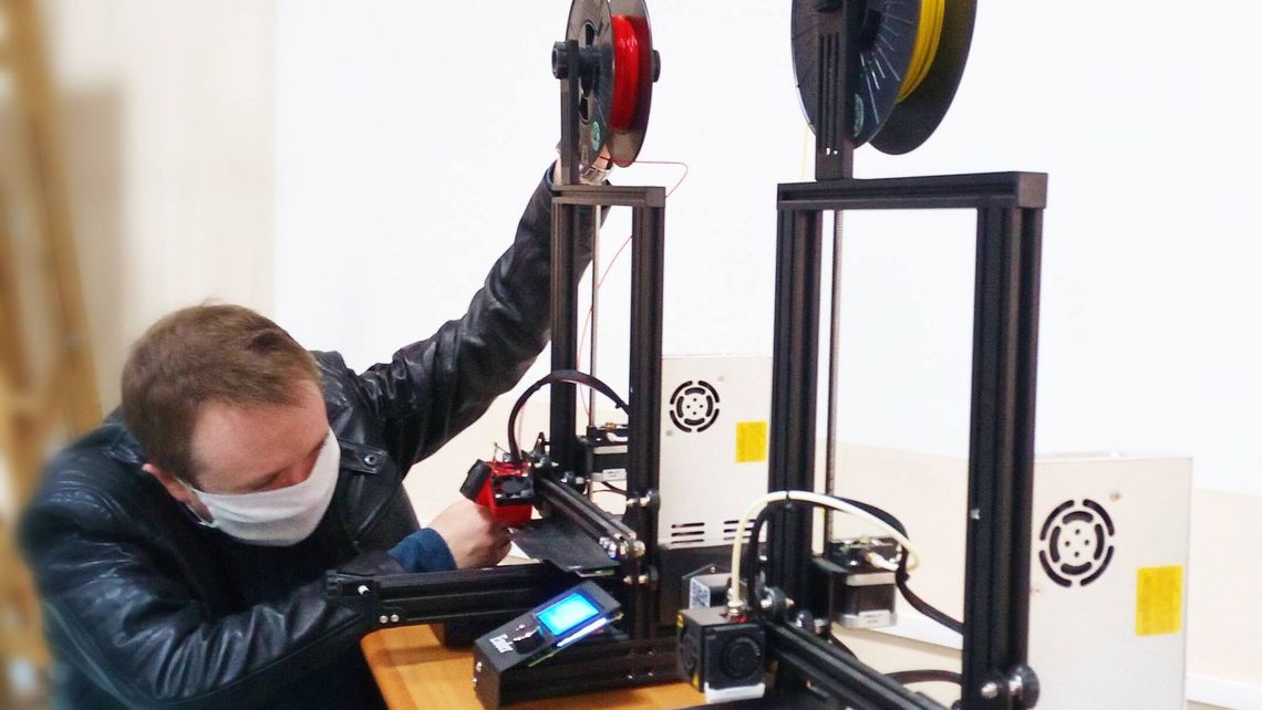 Wielkie drukowanie przyłbic ochronnych w chełmskich szkołach Wielkie drukowanie przyłbic ochronnych w chełmskich szkołach