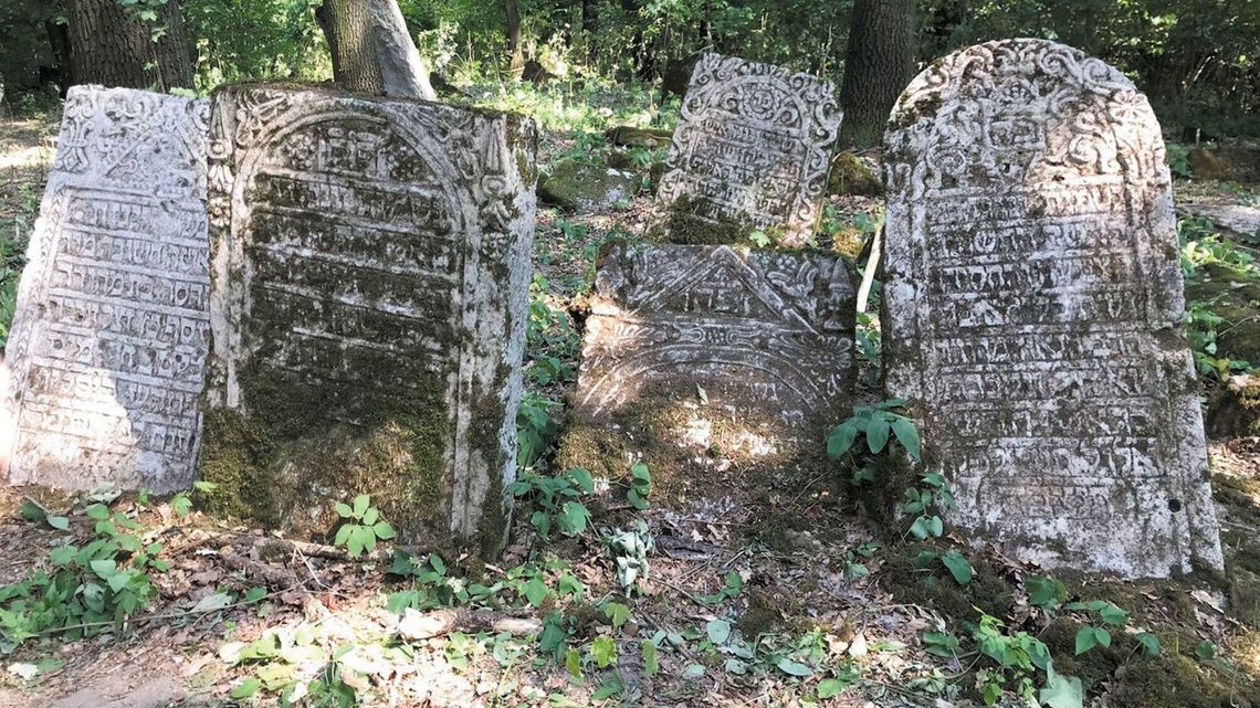 Wielkie porządki na kirkucie w Szczebrzeszynie. "Każda para rąk do pracy się przyda"