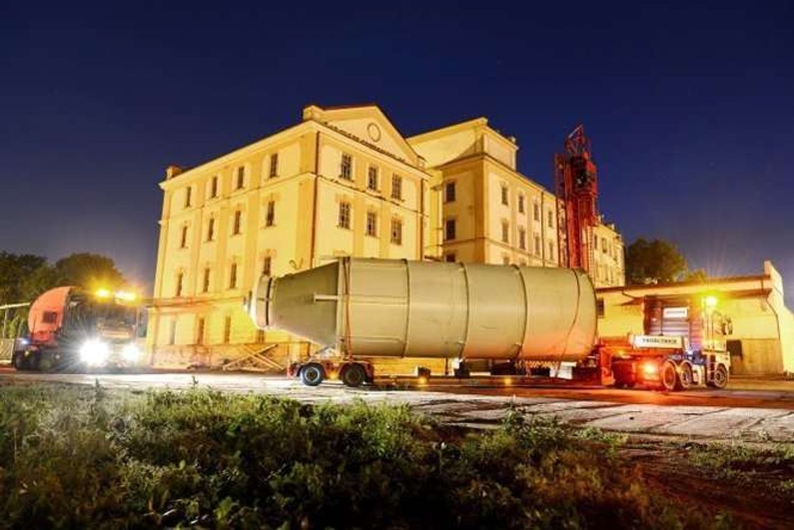 Wielkie przenosiny w Lubelli. Silosy z Młyna Krauzego jadą na ul. Wrotkowską (zdjęcia)