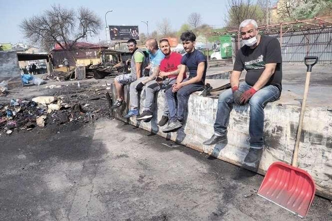 Wielkie sprzątanie po pożarze targu przy Ruskiej. Kiedy ruszy handel?