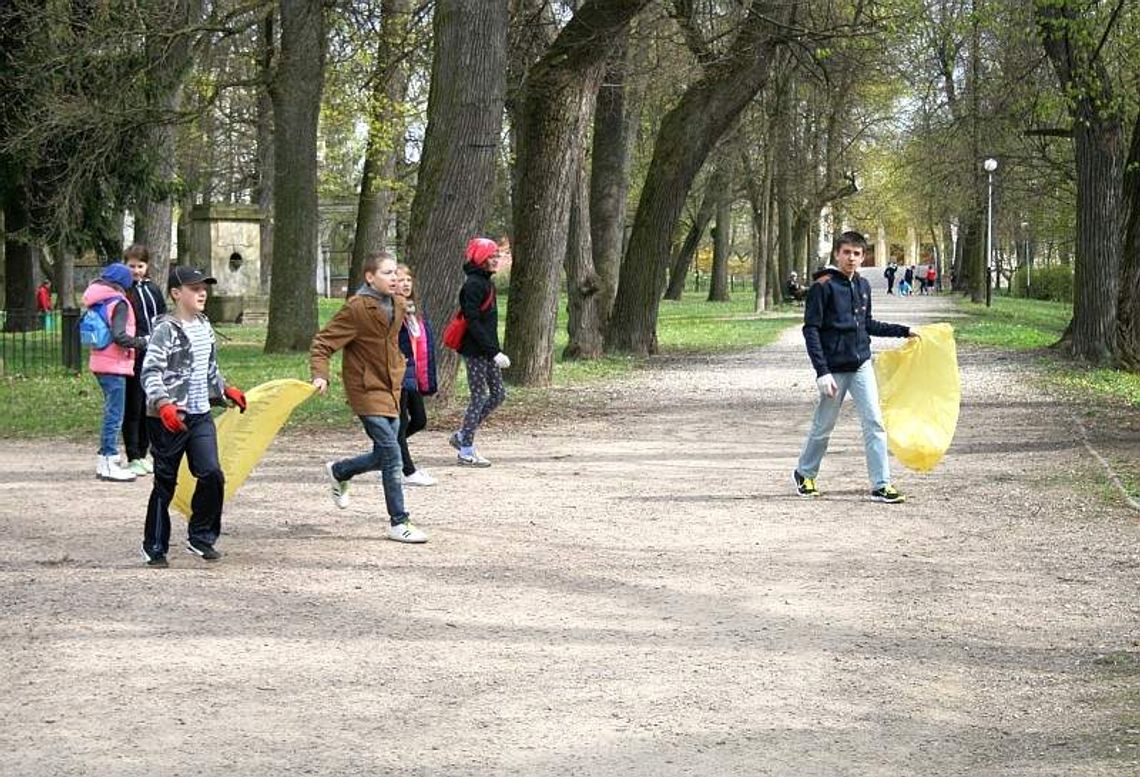 Wielkie sprzątanie w Parku Czartoryskich w Puławach