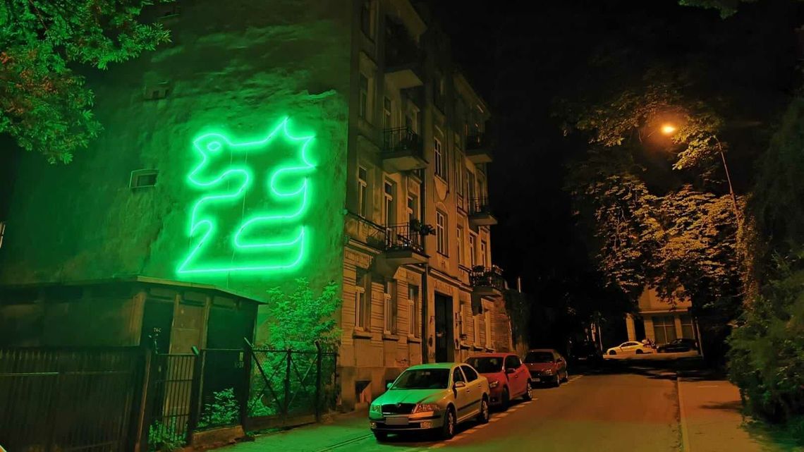 Wielkie, świecące „Ż”. Nowy neon w centrum Lublina