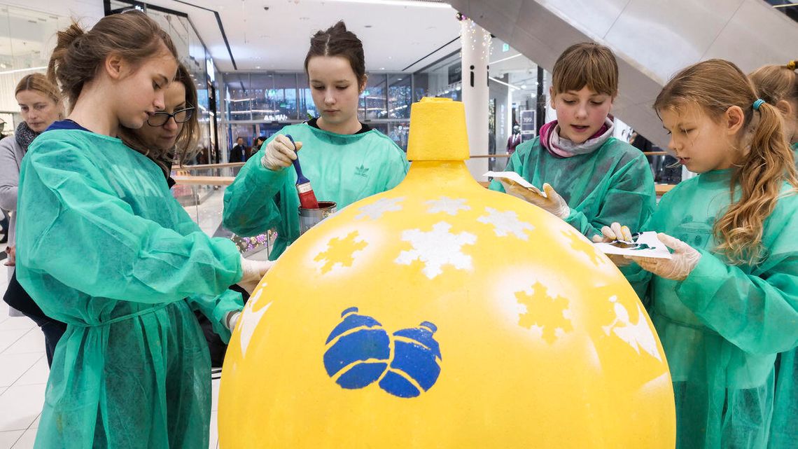 Wielkość tych bombek robi wrażenie. Happening w Tarasach Zamkowych [zdjęcia]
