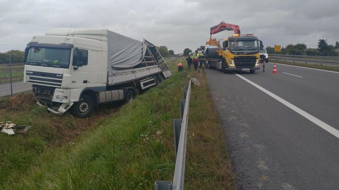 Wielogodzinne utrudnienia na S12 koło Świdnika. Tir w rowie