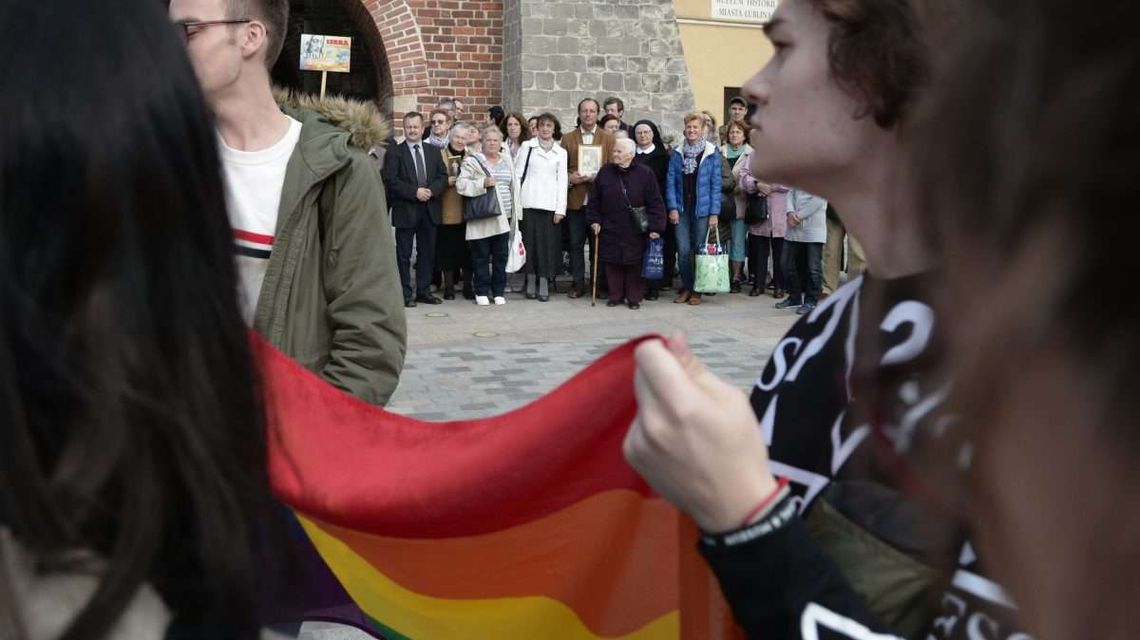 Wierni modlili się na deptaku w Lublinie. Byli też organizatorzy Marszu Równości [zdjęcia]