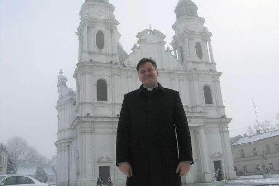 Wierni przychodzą na msze z makulaturą. Ksiądz wpadł na pomysł jak pomóc uczniom i studentom