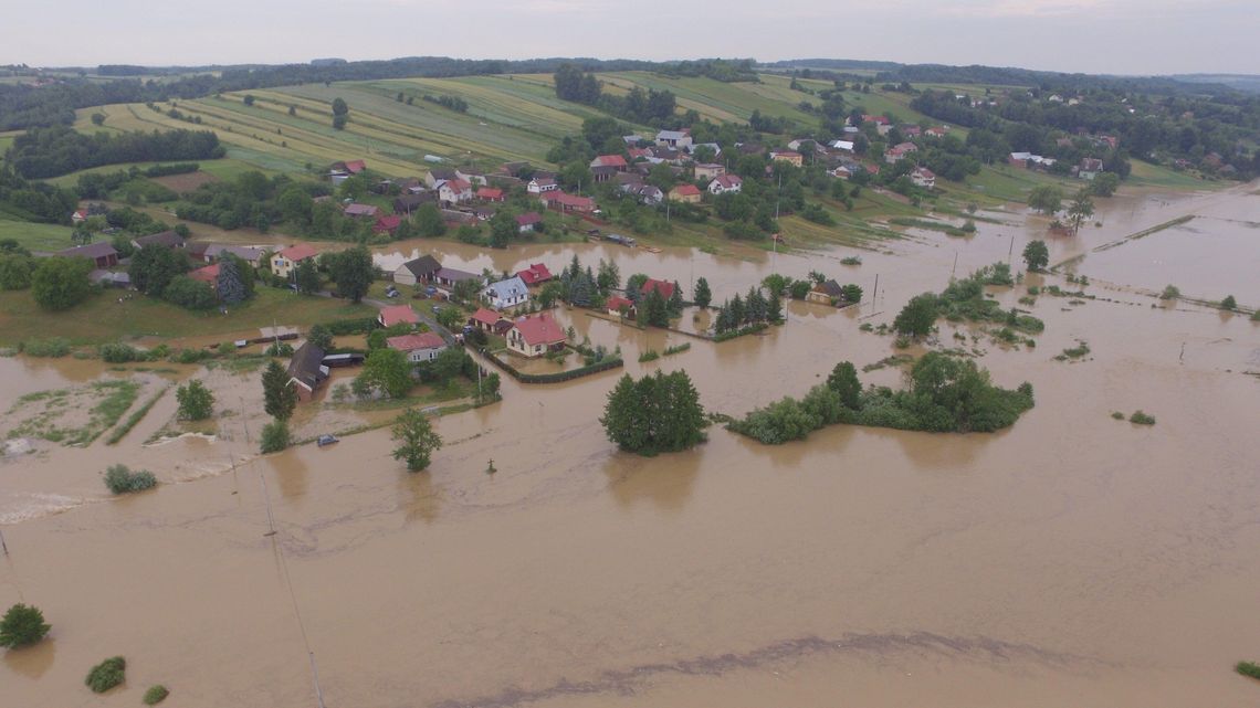 Wierzchowiska zalane po ulewie. Ewakuowano 80 osób, pracuje ponad 120 strażaków