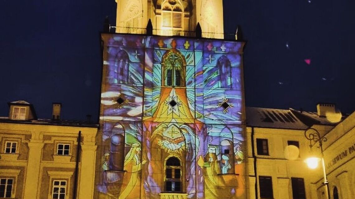 Wieża Trynitarska rozbłysła. Zobacz jak pięknie wygląda