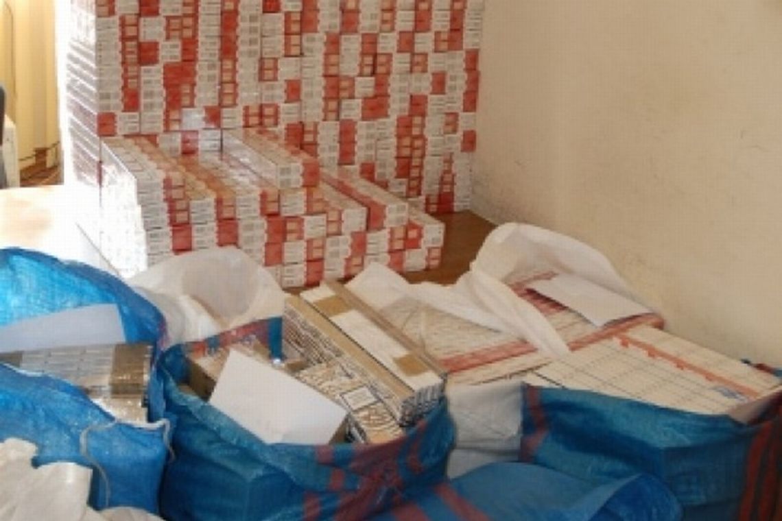 Wieźli przemycane papierosy, stracili samochody