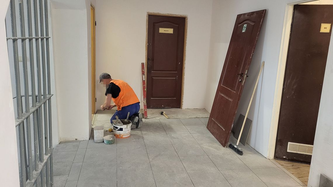 Więźniowie pracują jak mrówki, a skorzystają strażnicy Więźniowie pracują jak mrówki, a skorzystają strażnicy