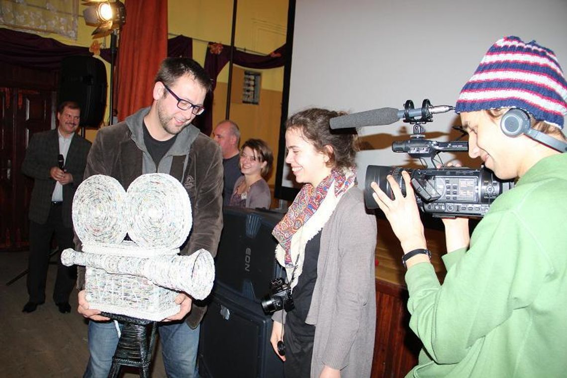 Więźniowie w kinie razem z mieszkańcami. \"Ciężko pracują, by odkupić winy\"