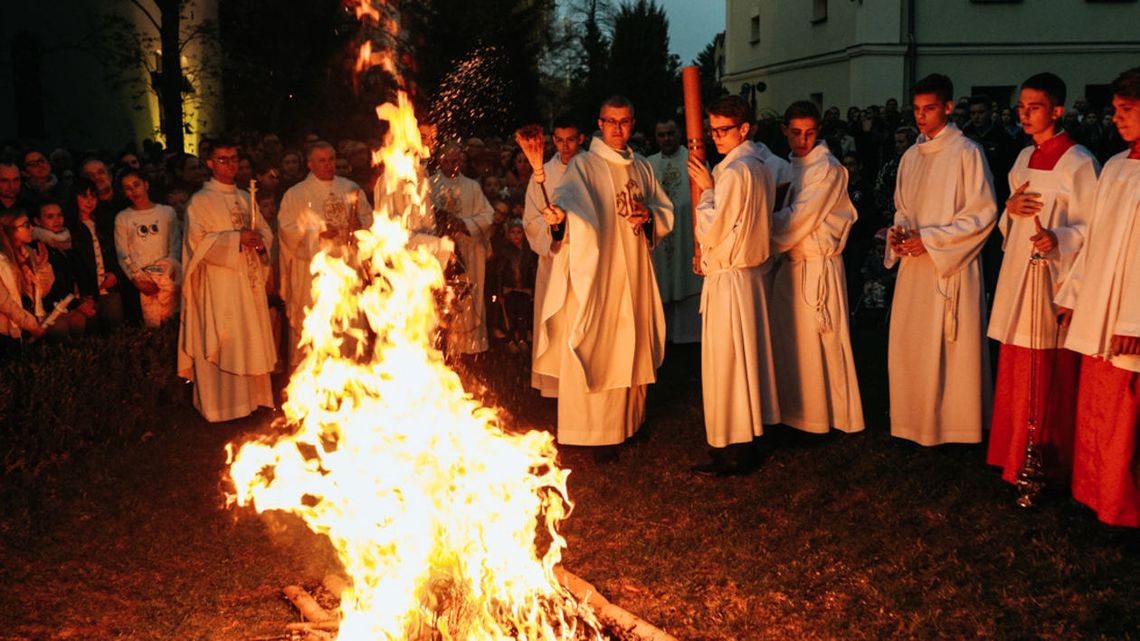 Wigilia paschalna: W kościołach święcenie ognia [zdjęcia]