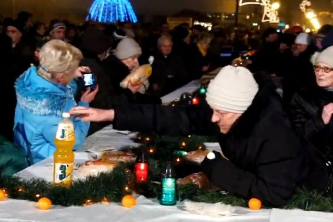 Wigilia w Radomiu: Stoły opustoszały w kilkanaście sekund (wideo)