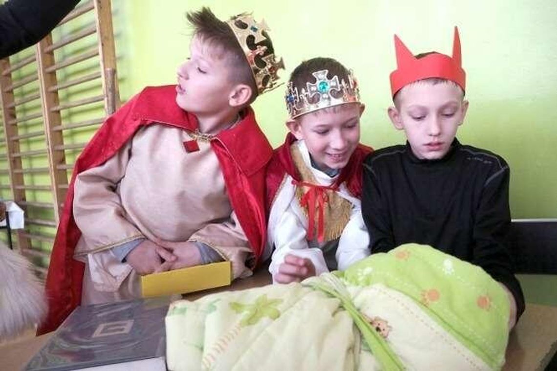 Wigilia w szkole. Uczniowie i nauczyciele przy wigilijnym stole