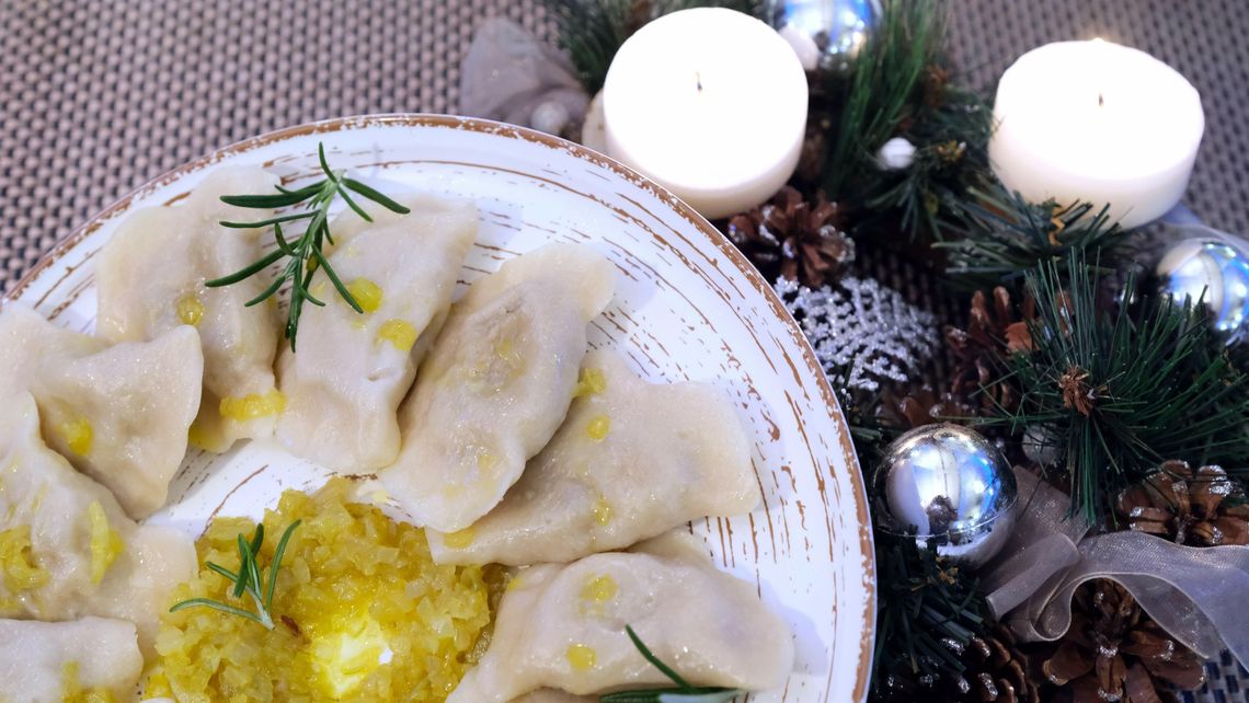 Wigilijne pierogi ze słodką kapustą. Poleca Urszula Plewik Wigilijne pierogi ze słodką kapustą. Poleca Urszula Plewik