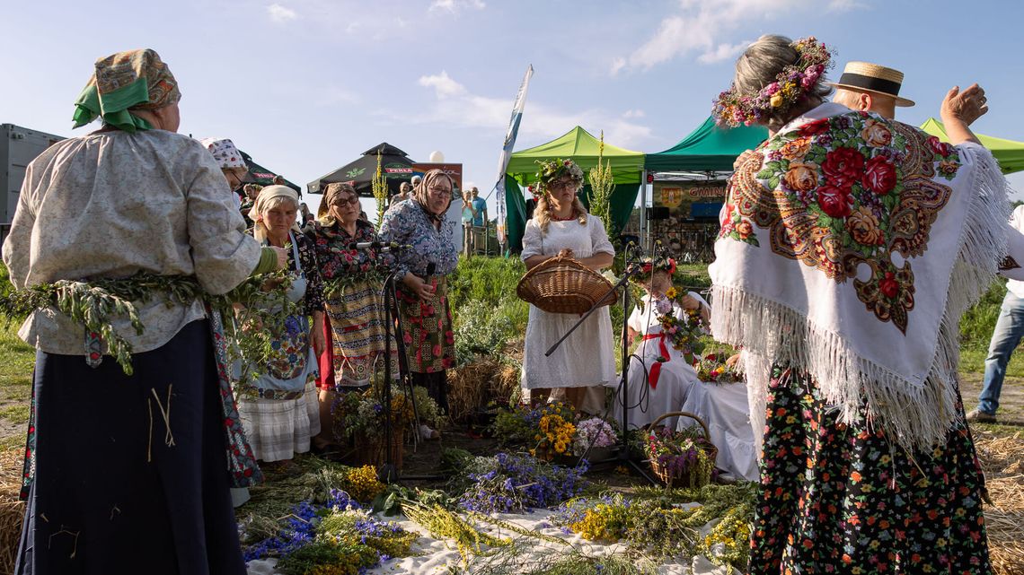 Wiła wianki i rzucała... Czas na  Sobótki Janowieckie
