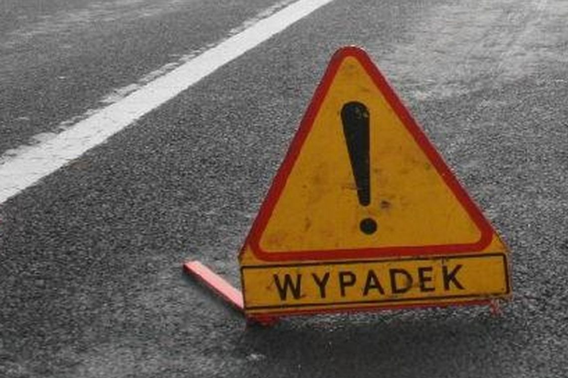 Wilkołaz: Mercedes dachował. Jedna osoba w szpitalu Wilkołaz: Mercedes dachował. Jedna osoba w szpitalu