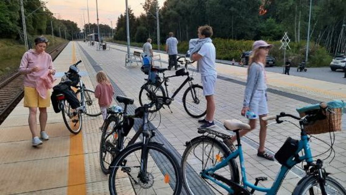 Winda na peronie wciąż nieczynna. "Musieliśmy dźwigać rowery po schodach"