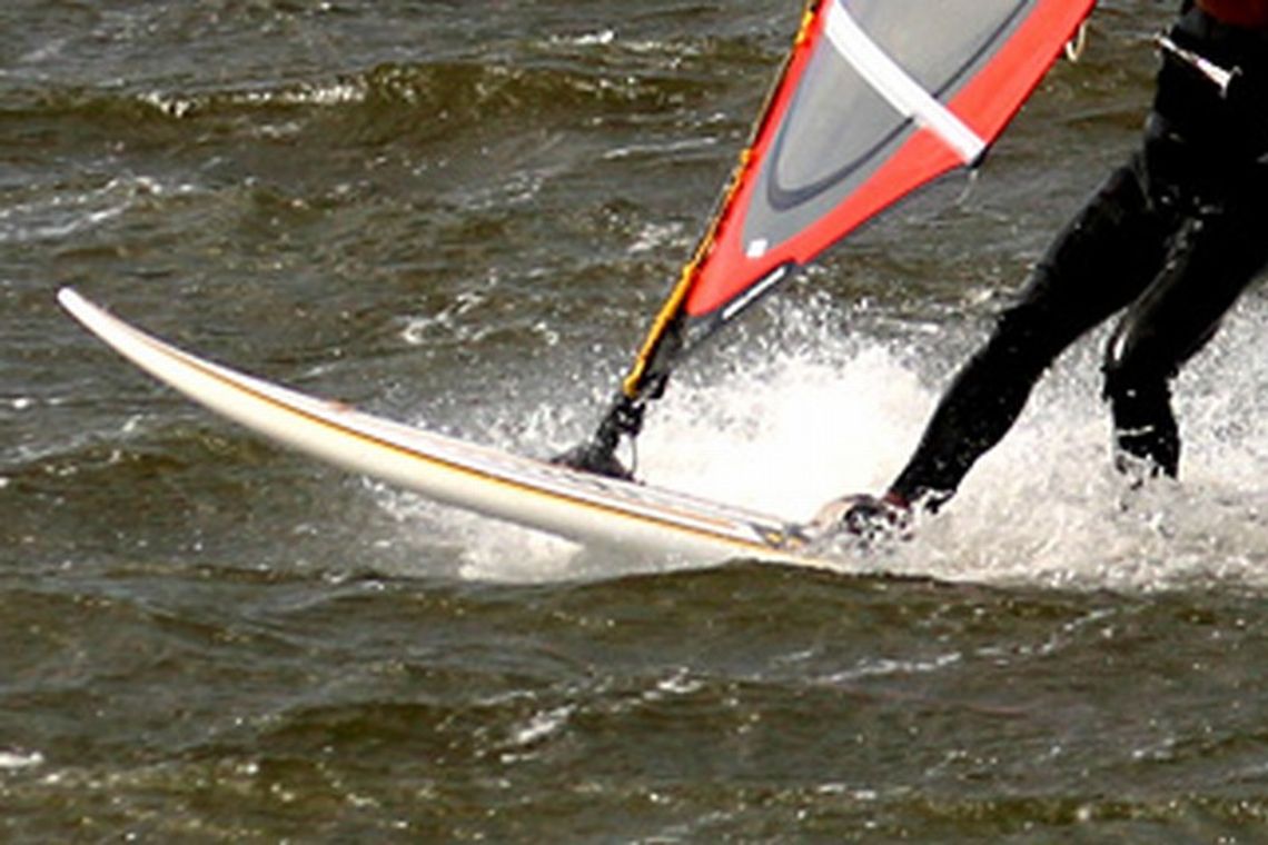 Windsurfer poraniony przez statek nad jez. Białym