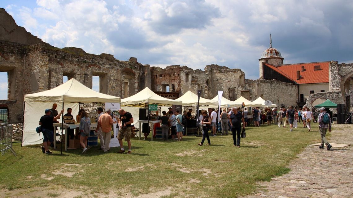 Winiarze świętują w Janowcu. Miłośnicy wina mają w czym wybierać [wideo, zdjęcia]