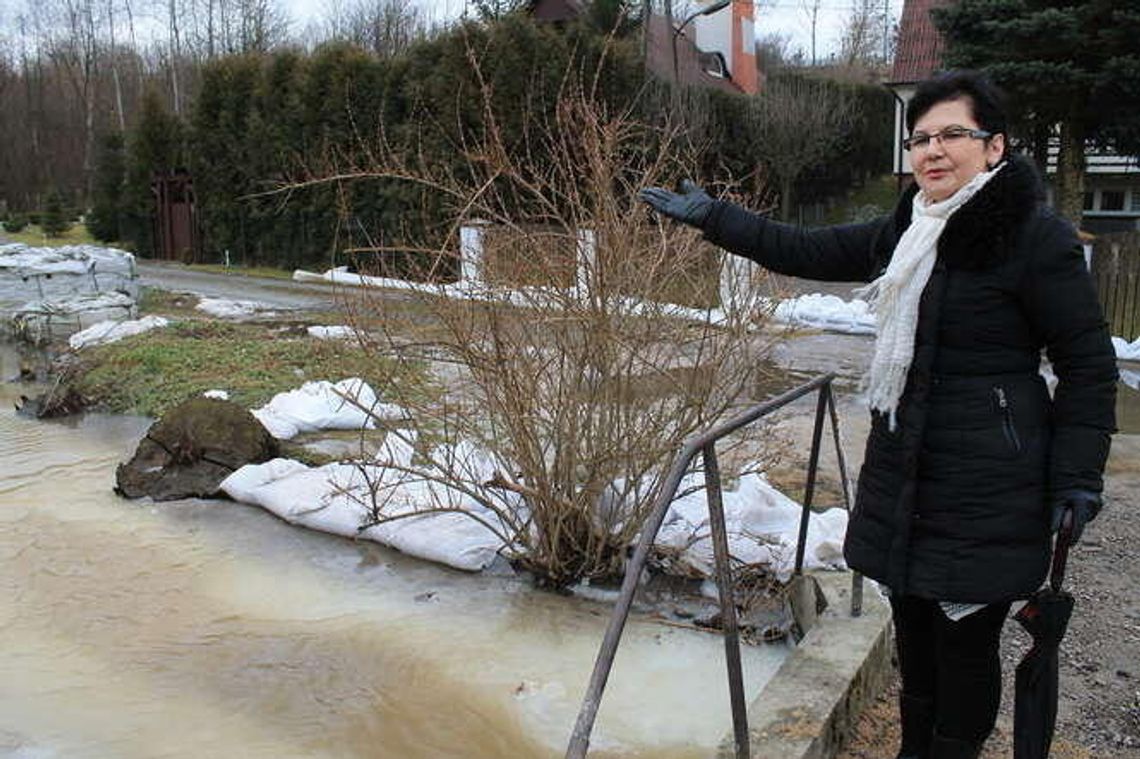 Wiosenne roztopy zalewają dom. "Teraz pozostaje nam się tylko modlić"