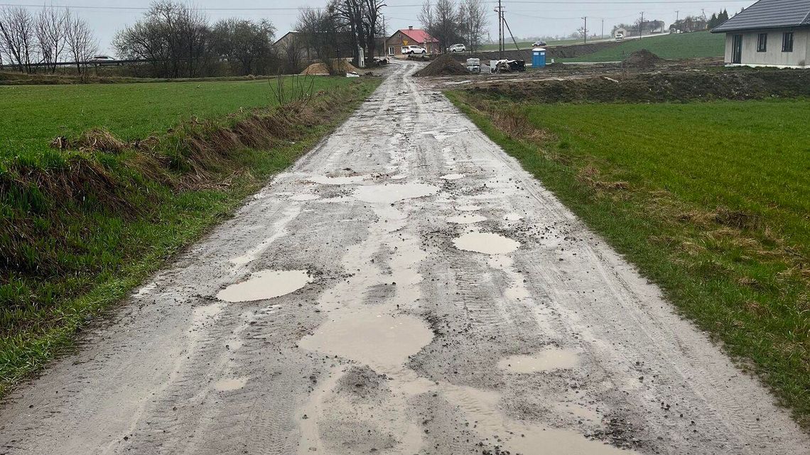 Wioska ma dość tej drogi. Karetkę musiał wyciągać quad 