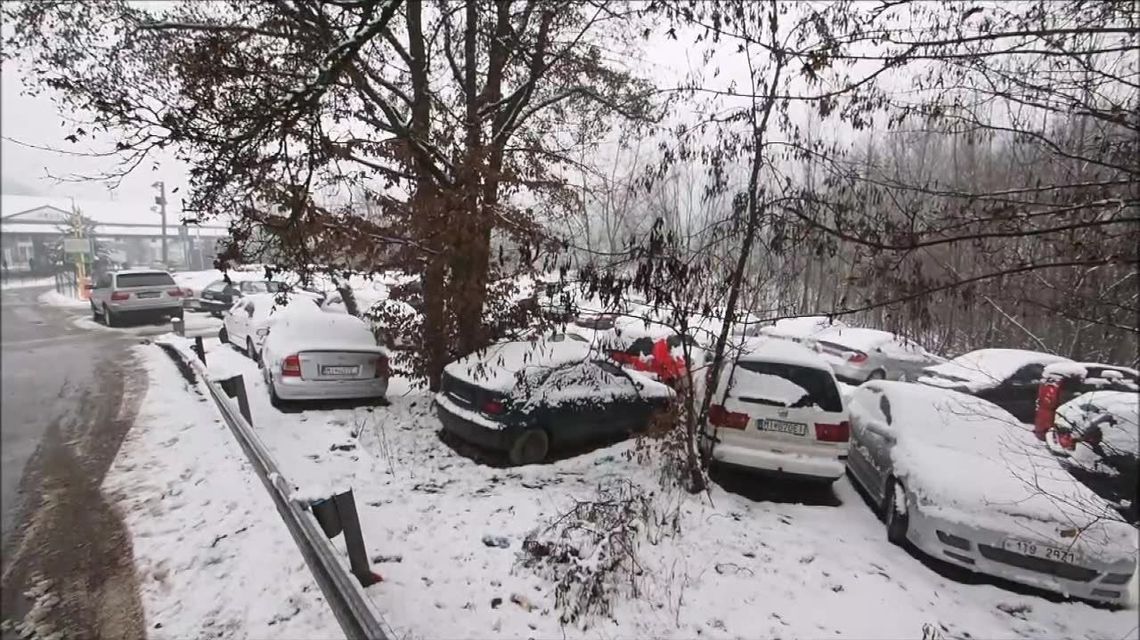 Wioska zamieniła się w "cmentarzysko" samochodów. Przez nowe przepisy