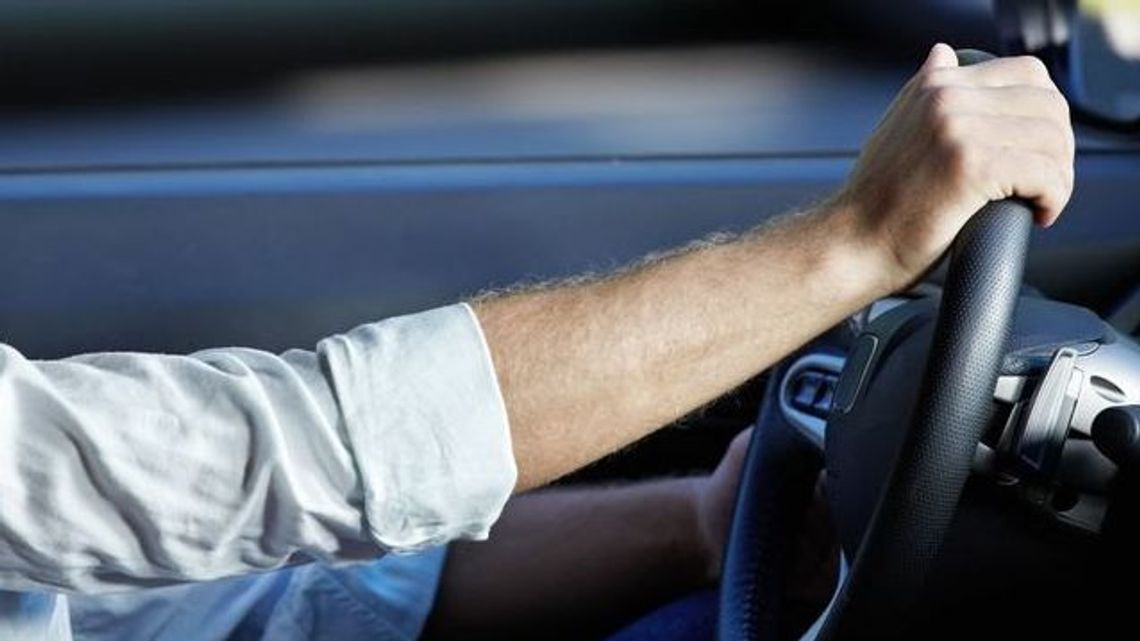 Wiózł 8-letnią córkę na dachu samochodu na drodze krajowej. Jej nóżki zwisały w aucie