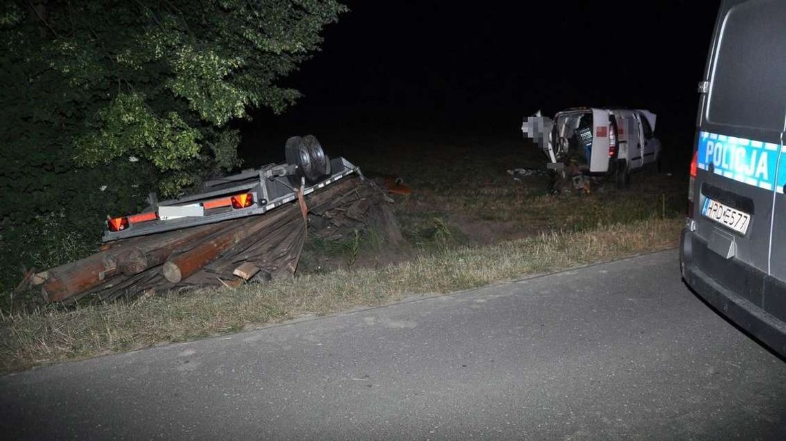 Wiózł drewno na lawecie, wpadł w poślizg i dachował. Kierowca nie żyje