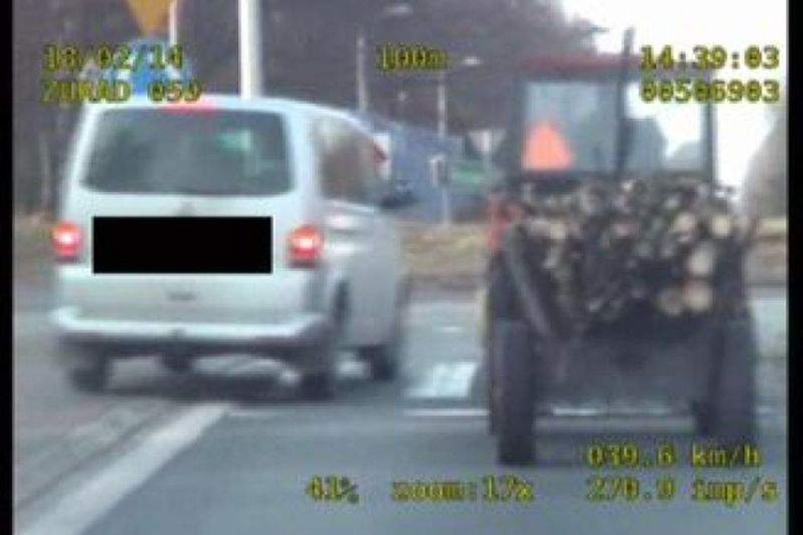 Wiózł dzieci i wyprzedzał na pasach. Dostał 14 punktów karnych (wideo)