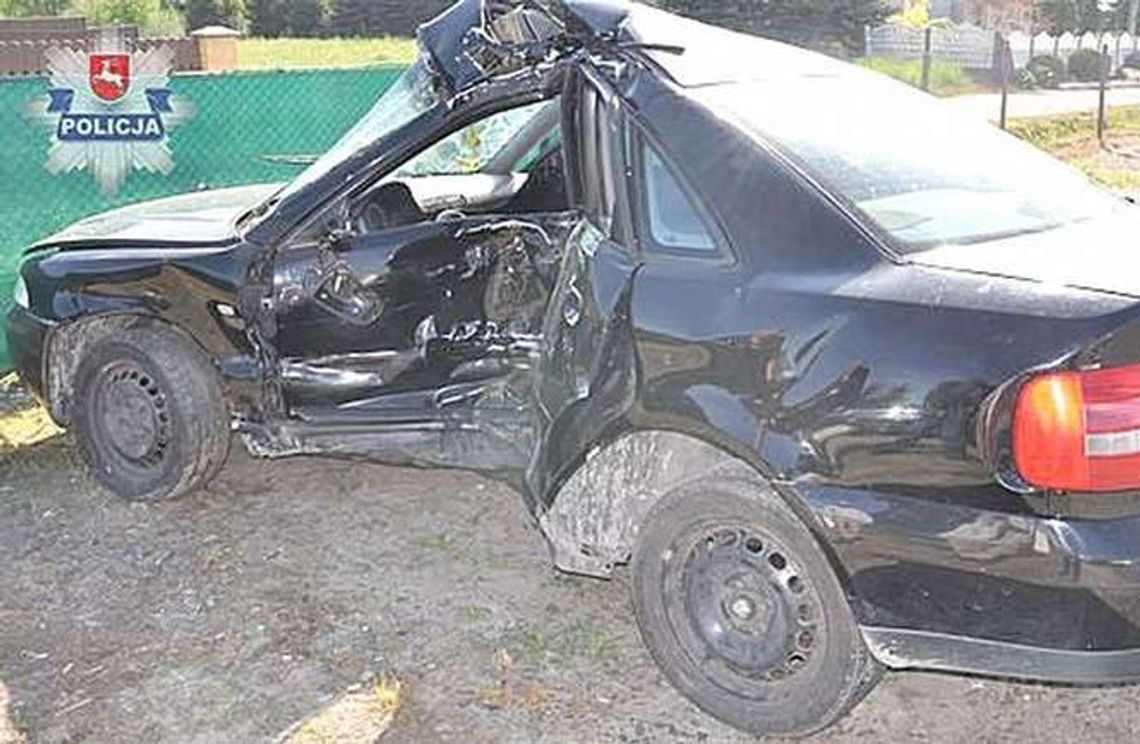 Wiózł kolegę i uderzył w drzewo