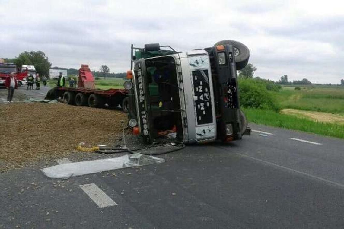 Wiózł koparkę i żwir. Przewrócił się na drogę. Dwie osoby w szpitalu