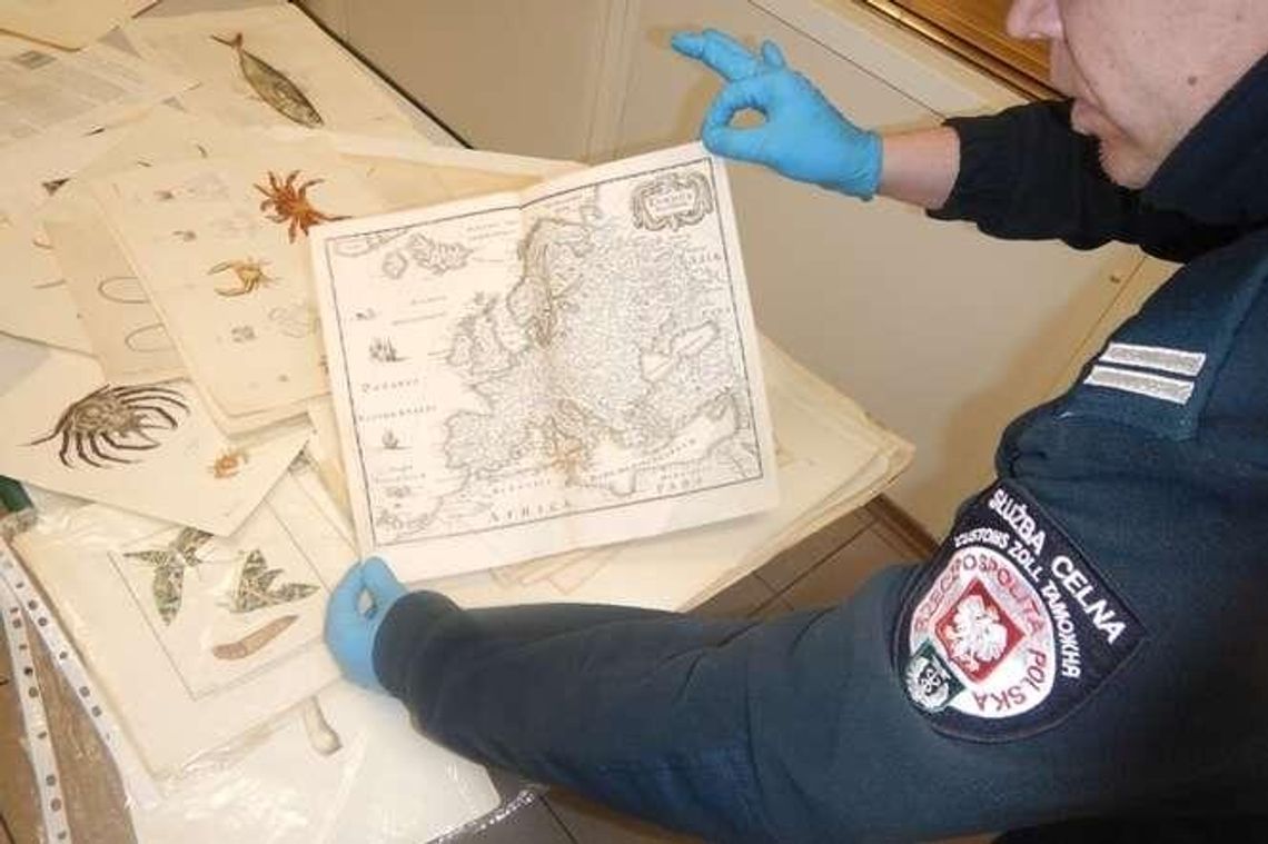 Wiózł XIX-wieczne ryciny i mapy. Nie wiedział, że musi je zgłosić (zdjęcia)