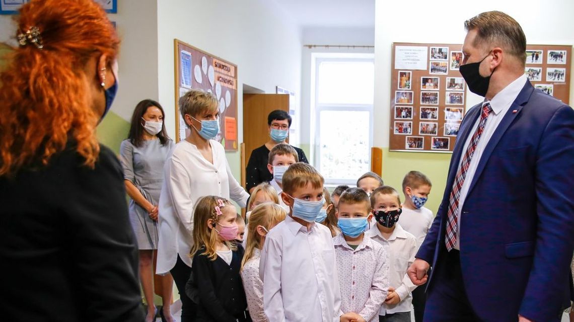 Wirus szaleje, a dla ministra Czarnka kwiaty. Zakaz spotkań nie dotyczy wszystkich