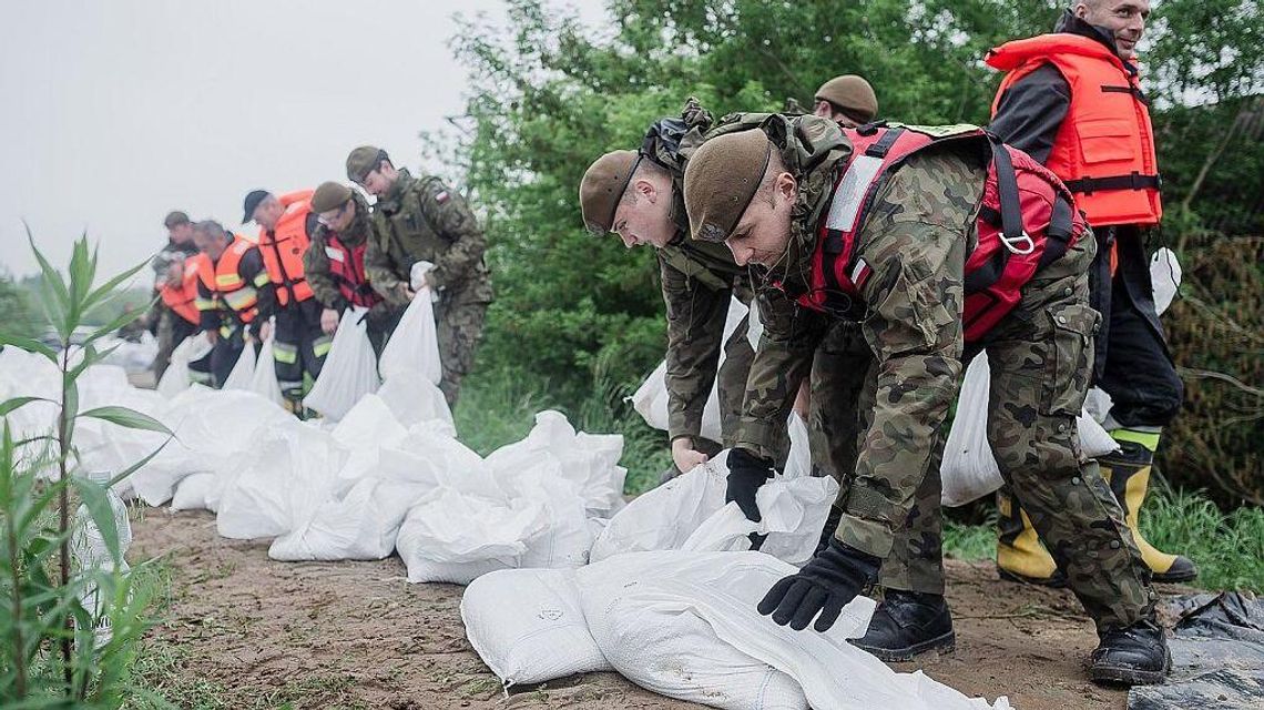 Wisła w Annopolu. Rzeka przekroczyła stan alarmowy [stany wód w Lubelskiem]