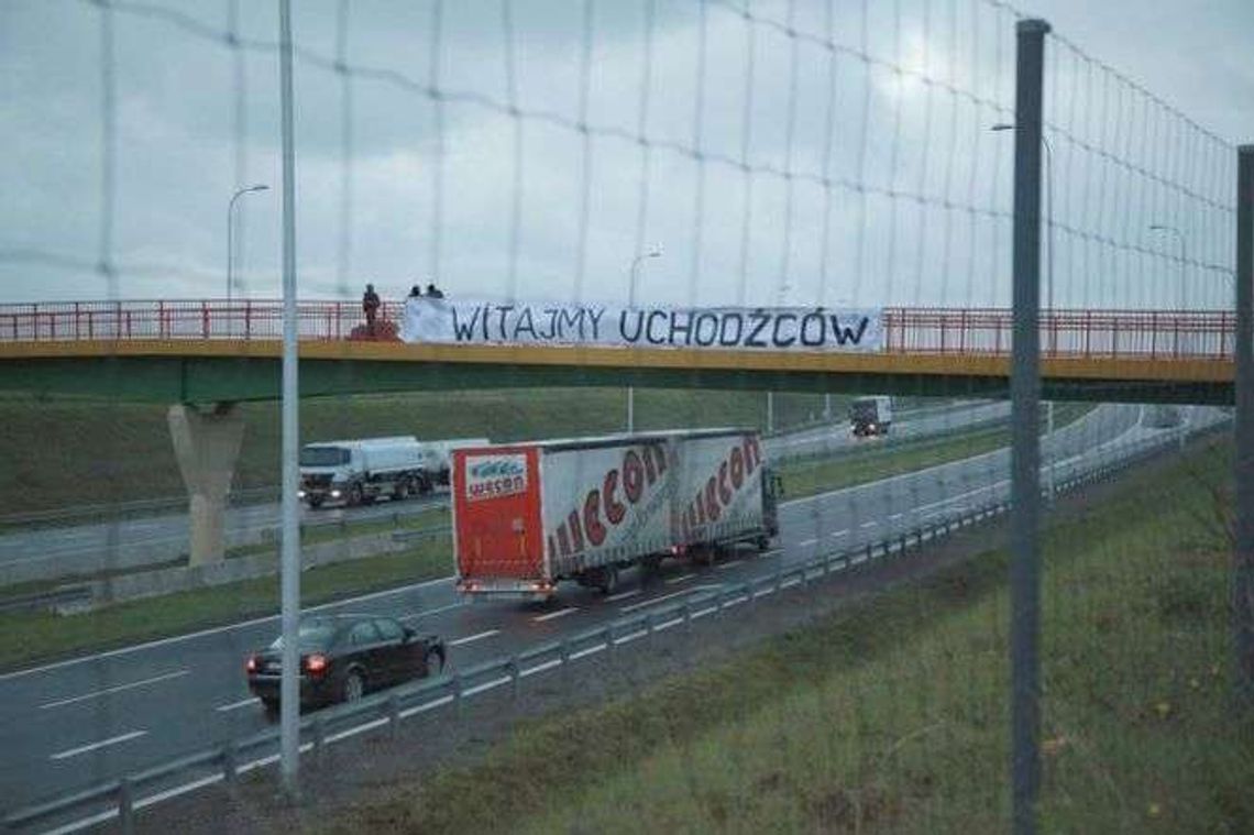 "Witajmy uchodźców". Transparent na wiadukcie nad obwodnicą Lublina