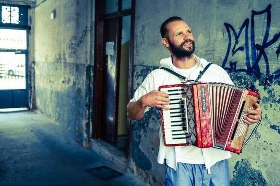 Witek Muzyk Ulicy: Coś po mnie zostanie. Syn powie: mój tata był artystą Witek Muzyk Ulicy: Coś po mnie zostanie. Syn powie: mój tata był artystą