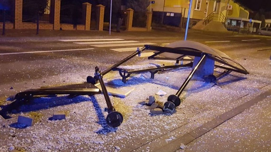 Wjechał autem dostawczym w wiatę przystankową i uciekł. Nie odjechał jednak zbyt daleko