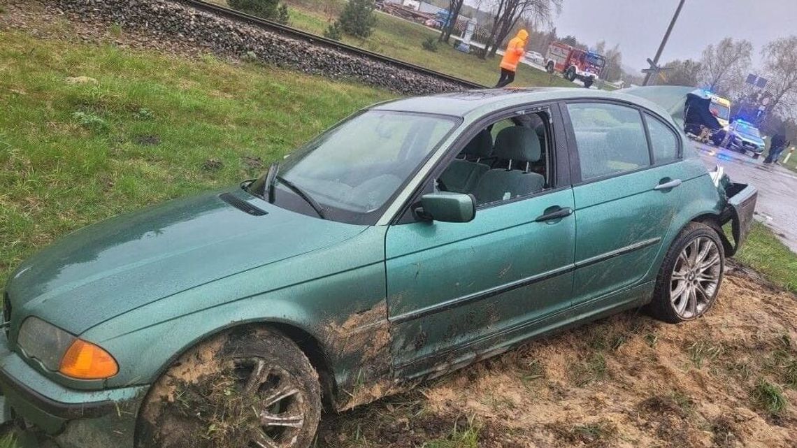 Wjechał autem pod szynobus i nic poważnego mu się nie stało