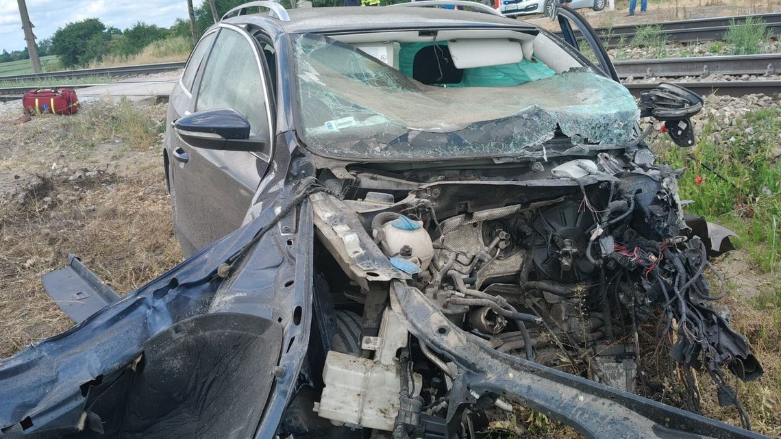 Wjechał autem pod szynobus. Z samochodu została miazga Wjechał autem pod szynobus. Z samochodu została miazga